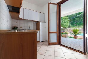 Mikrowelle, Geschirrspüler, Wasserkocher mit Kaffee-/Teezubehör