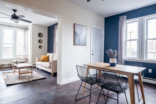 Modern & Spacious Apt For Your Group★ Hosts 6 People | Near Downtown & Fed. Hill