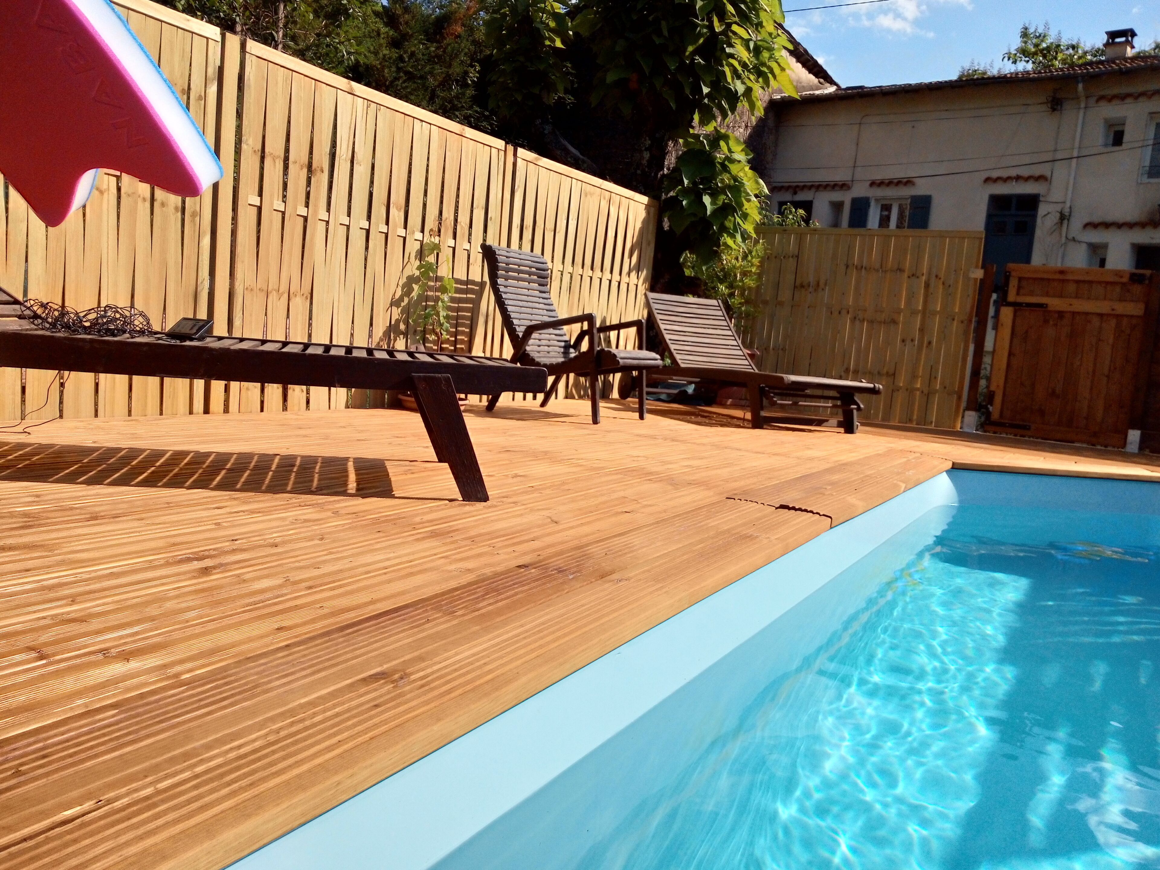 Utendørsbasseng og et oppvarmet basseng