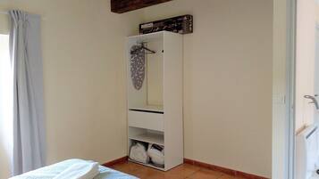 1 habitación, tabla de planchar con plancha y cuna de viaje