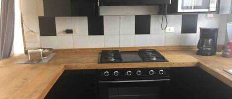 Microondas, horno, placa de cocina y cafetera o tetera