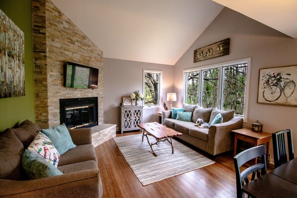 Smart TV, fireplace, Netflix, Hulu - Holiday Ready! (Galena)