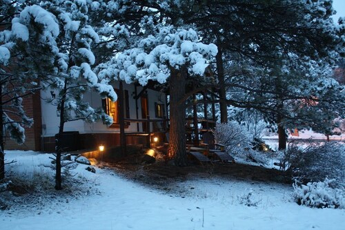 Close to Downtown Estes Park, RMNP, Hot Tub, Activity Shed! Far View Cabin