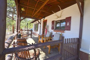 Terrace/patio - Close to Downtown Estes Park, RMNP, Hot Tub, Activity Shed! Far View Cabin (Estes Park)