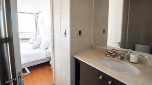 Apartament, 1 llit de matrimoni, bany privat | Bany | Banyera profunda, capçal de dutxa tipus cascada i assecador de cabells 