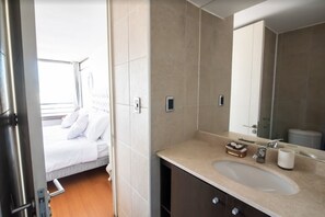 Appartement, 1 queensize bed, privébadkamer | Badkamer | Een diep bad, een regendouche, een haardroger, handdoeken