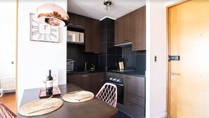Apartament, 1 llit de matrimoni, bany privat | Cuina privada | Forn, placa de cuina i torradora 
