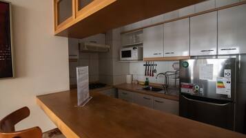 Apartment, 1 Katil Kelamin (Double), Private Bathroom | Dapur peribadi | Ketuhar, pembancuh kopi/teh, pembakar roti, pengisar