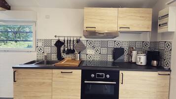 Een koelkast, een microgolfoven, een oven, een kookplaat