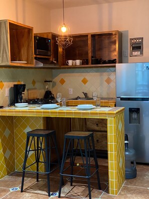 Kjøleskap, mikrobølgeovn, kokeplater og kaffetrakter/tekoker