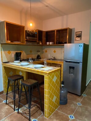 Refrigerador, microondas, parrilla de estufa y cafetera y tetera 