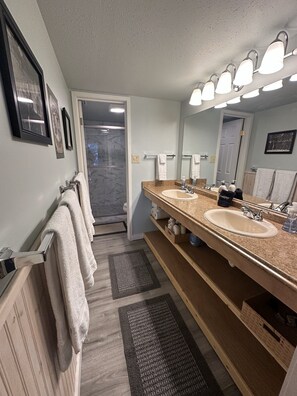 Badekar, hårføner, håndklær og såpe
