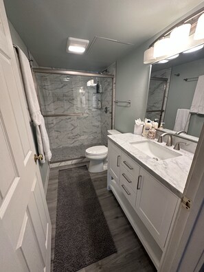Badekar, hårføner, håndklær og såpe