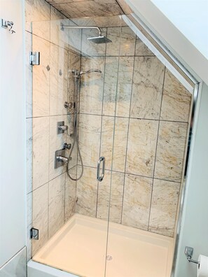 Duschwanne, Regendusche, Haartrockner, Fußbodenheizung (Badezimmer)