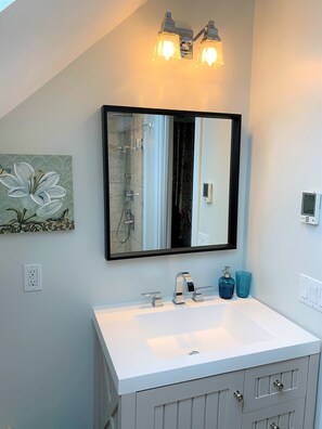 Ensemble baignoire-douche, douche cascade, séchoir à cheveux