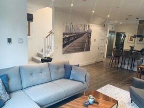 Smart-TV, Kamin, DVD-Player, Stereoanlage