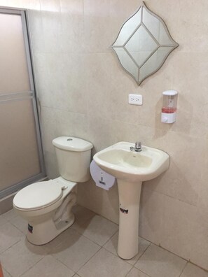 Shower, towels - Tababela Airport B&B (Tababela)