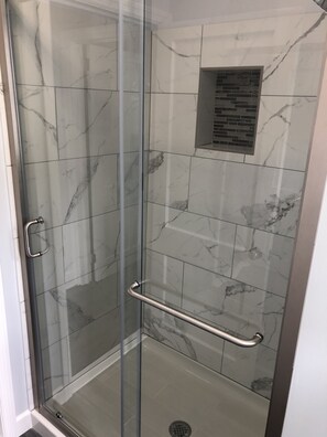 Shower, hair dryer, towels, toilet paper - Beach Block, Renovated 2 bdrm, sleep 6, 1st flr unit Yard/Parking 4 beach badges (Seaside Park)