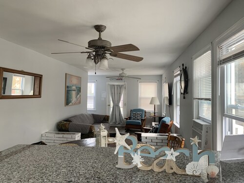 Beach Block, Renovated 2 bdrm, sleep 6, 1st flr unit Yard/Parking 4 beach badges