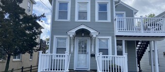 Beach Block, Renovated 2 bdrm, sleep 6, 1st flr unit Yard/Parking 4 beach badges