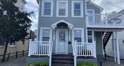 Beach Block, Renovated 2 bdrm, sleep 6, 1st flr unit Yard/Parking 4 beach badges