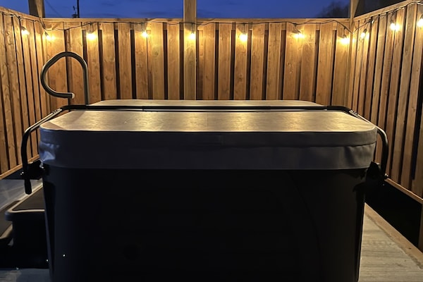 Banyera d'hidromassatge a l'aire lliure