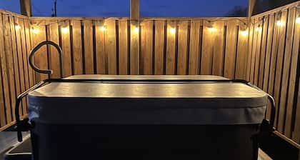 The Miller Inn & Suites with Seasonal Hot tub!!