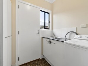 Interior - Red Door Retreat - Dog Friendly - Off peak special! (Edithburgh)