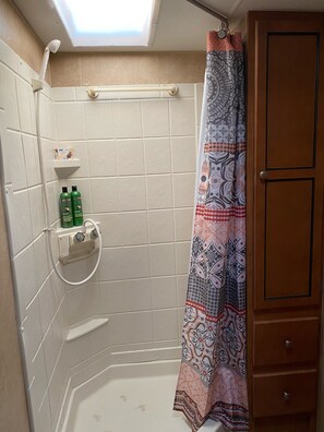 Dusche, Haartrockner, Handtücher, Seife