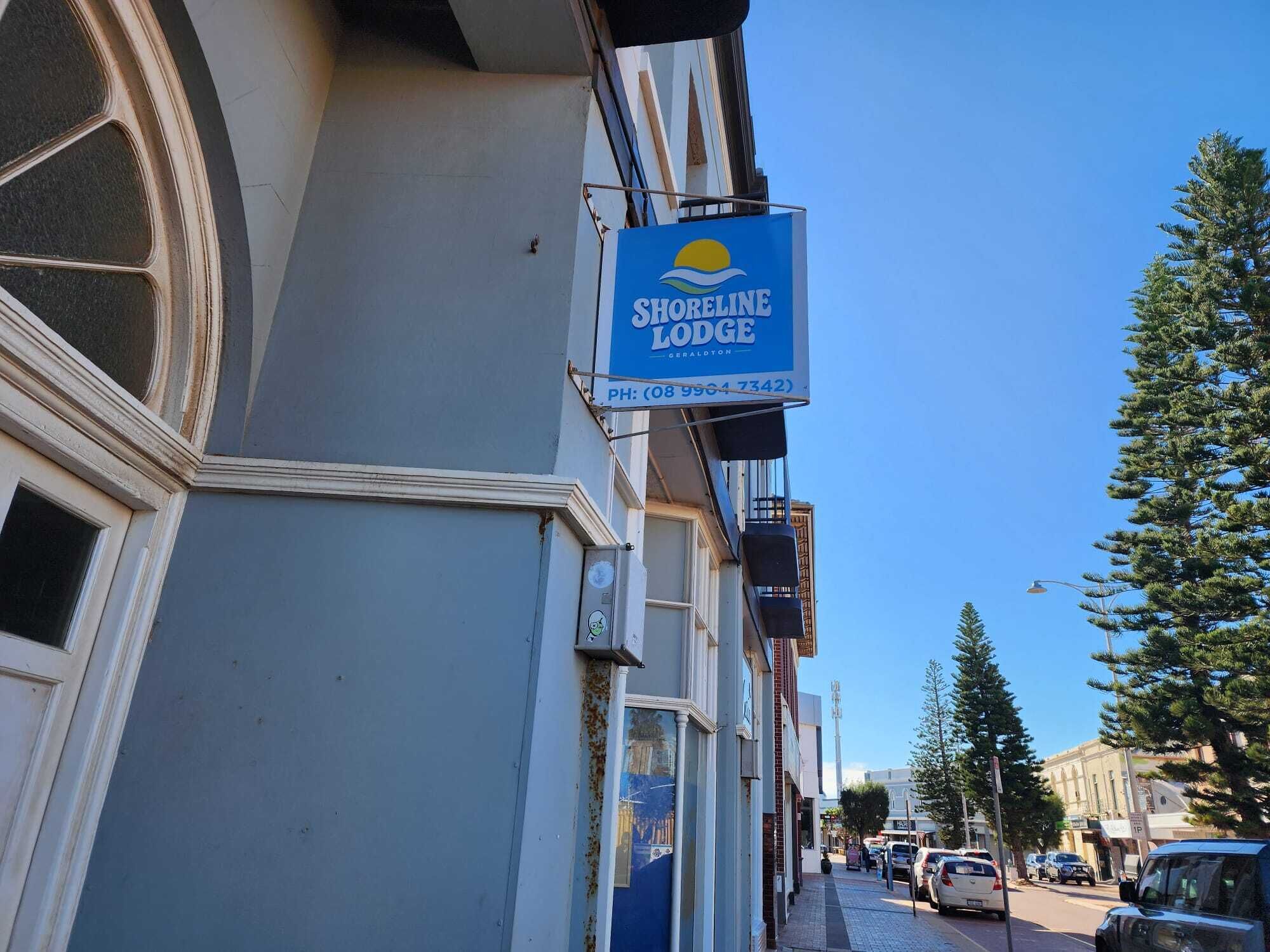 Un bâtiment sur lequel on peut voir une enseigne indiquant « Shoreline Lodge ».