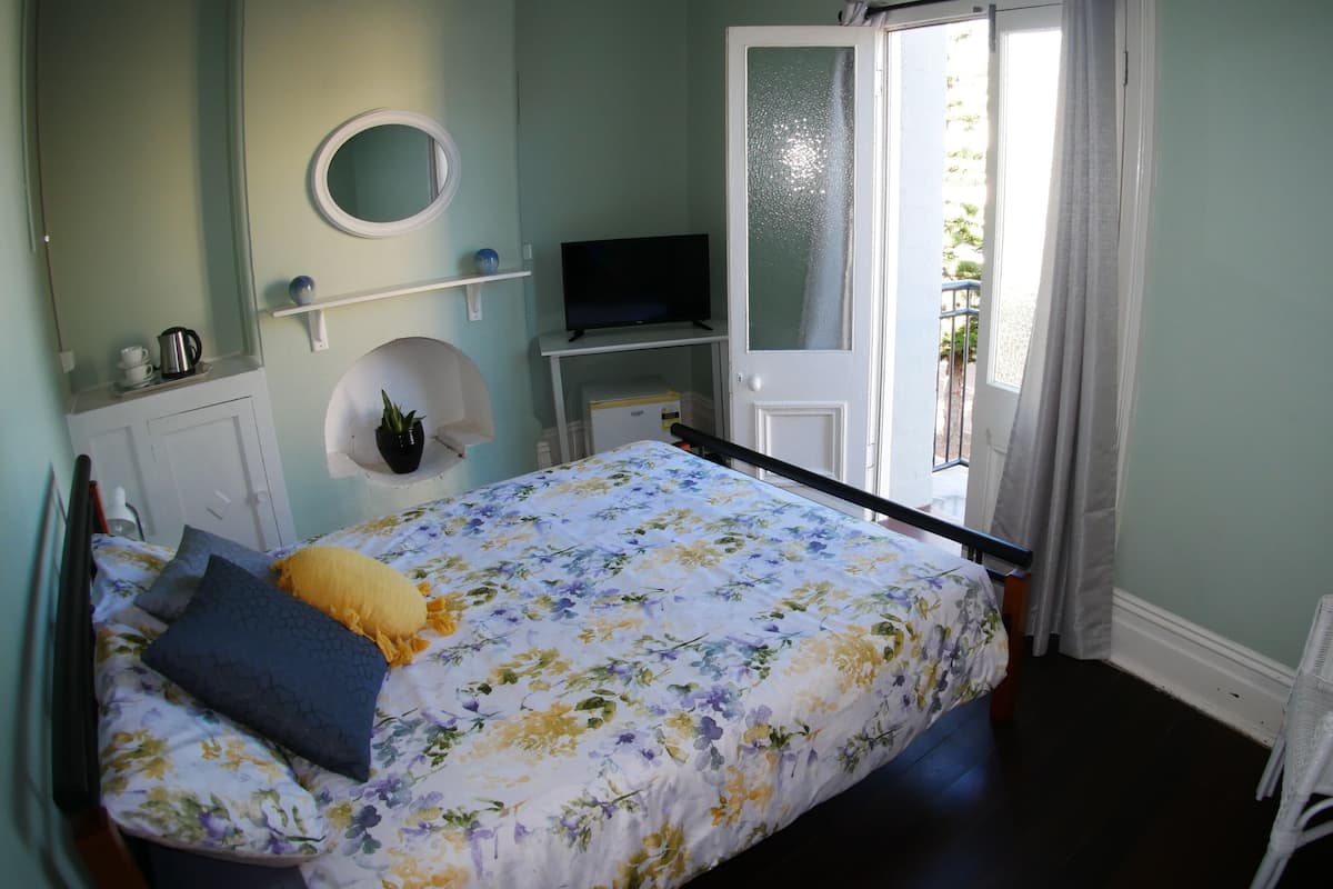 Queen Room with Shared Bathroom and Juliet Balcony | Blackout drapes, free WiFi, bed sheets