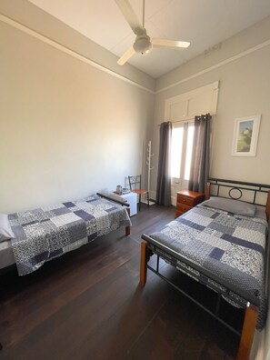 Chambre avec lits jumeaux, salle de bains commune | Rideaux occultants, Wi-Fi gratuit, draps fournis