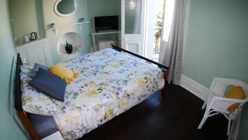 Queen Room with Shared Bathroom and Juliet Balcony | Blackout curtains, free WiFi, bed sheets