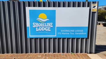 Señal de Shoreline Lodge con una vista clara de la dirección.