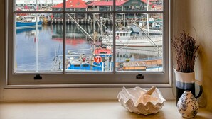 Een uitzicht op een haven, met boten en gebouwen.
