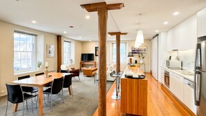 Een modern appartement met een eethoek, keuken en woonruimte.