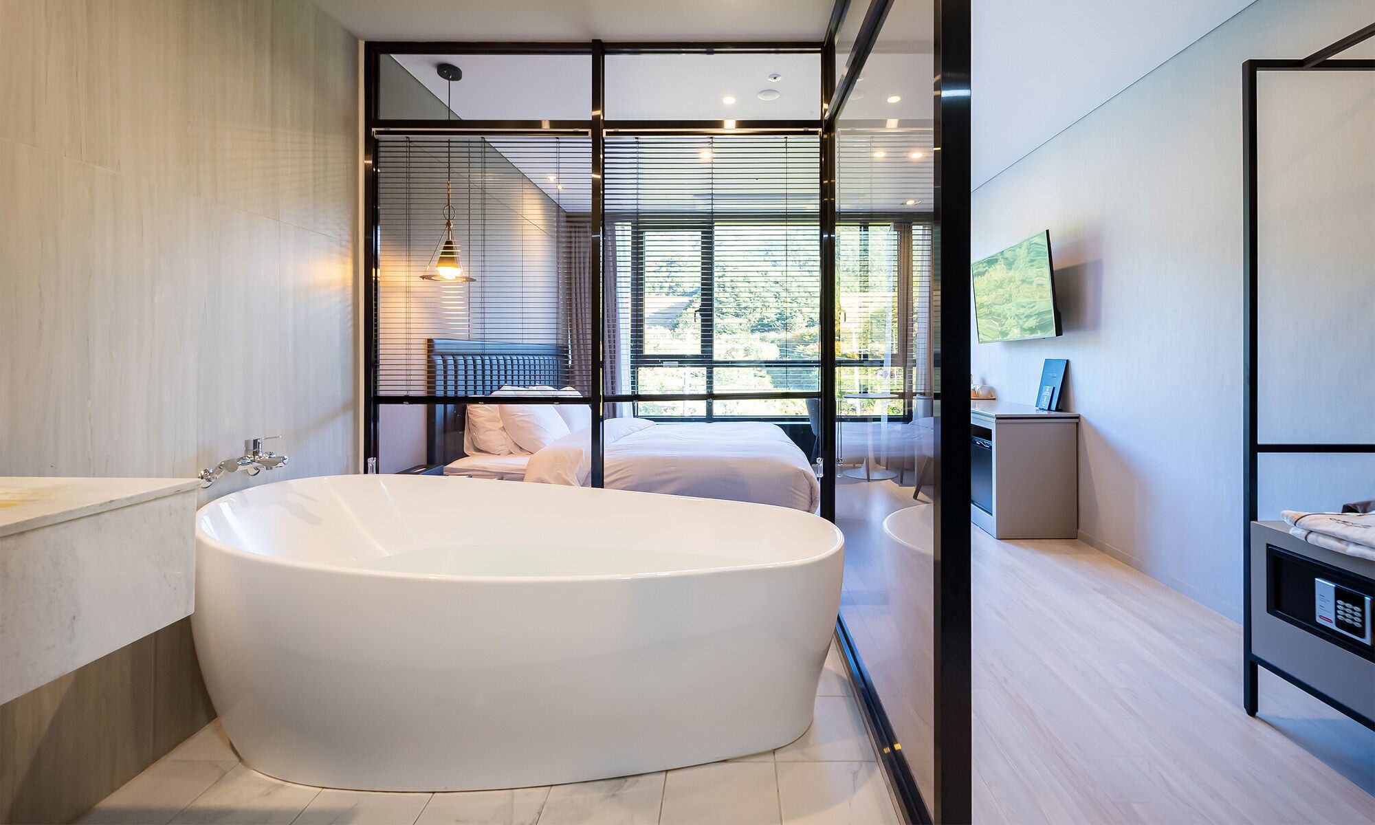 Deluxe | Tallelokero huoneessa, pimennysverhot, äänieristys, ilmainen Wi-Fi