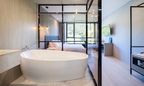 Deluxe | Tallelokero huoneessa, pimennysverhot, äänieristys, ilmainen Wi-Fi