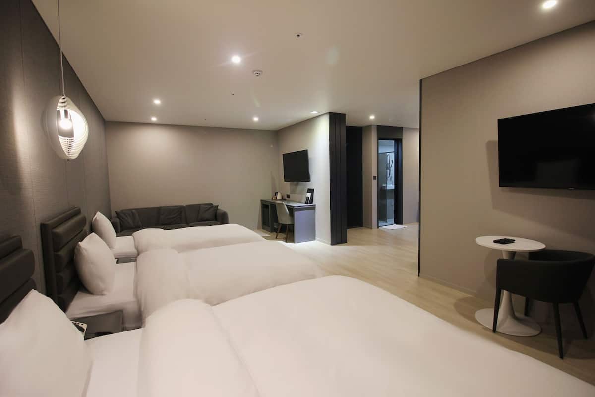 Premier | In-room safe, blackout drapes, soundproofing, free WiFi