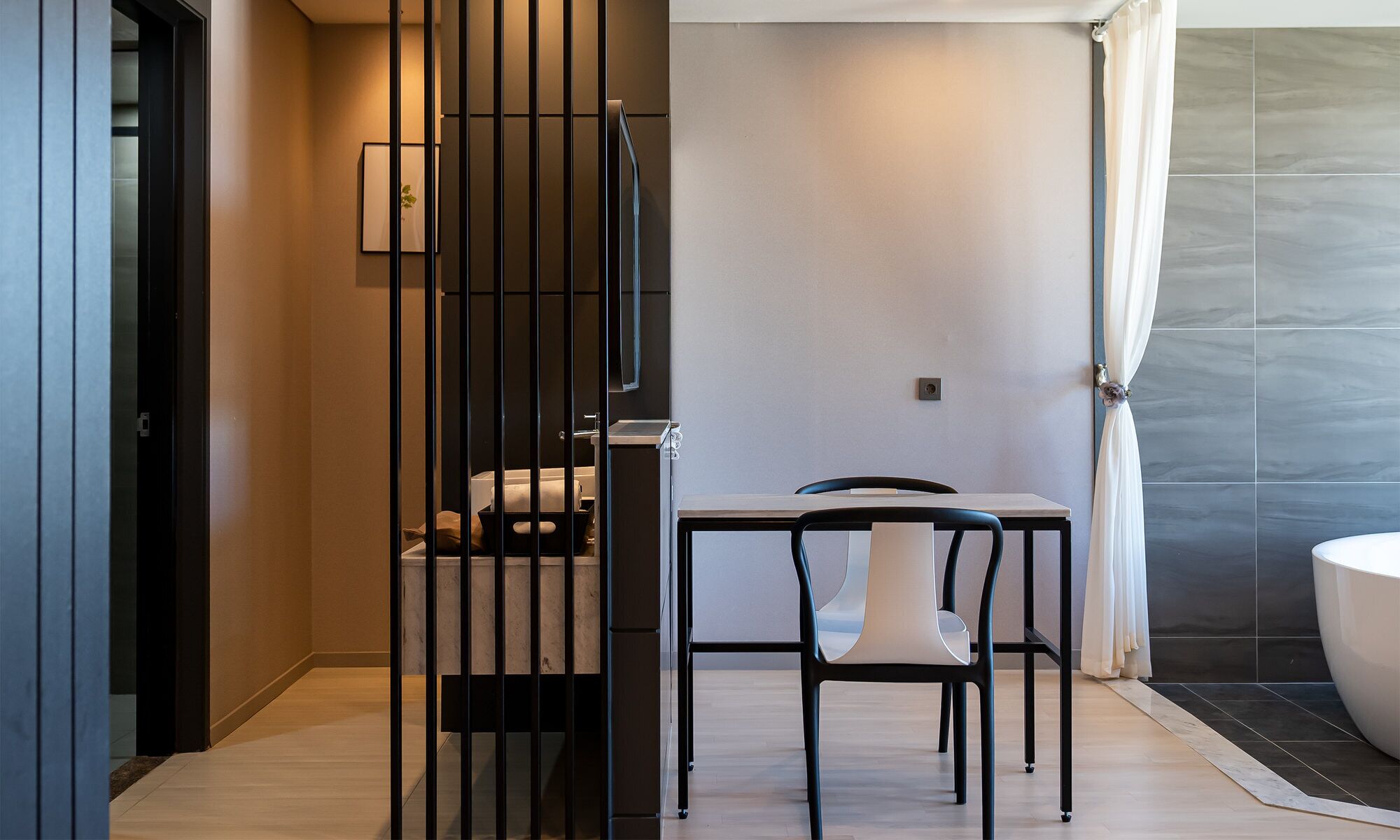 Ein modernes Badezimmer mit Badewanne, Duschbereich und Toilette.
