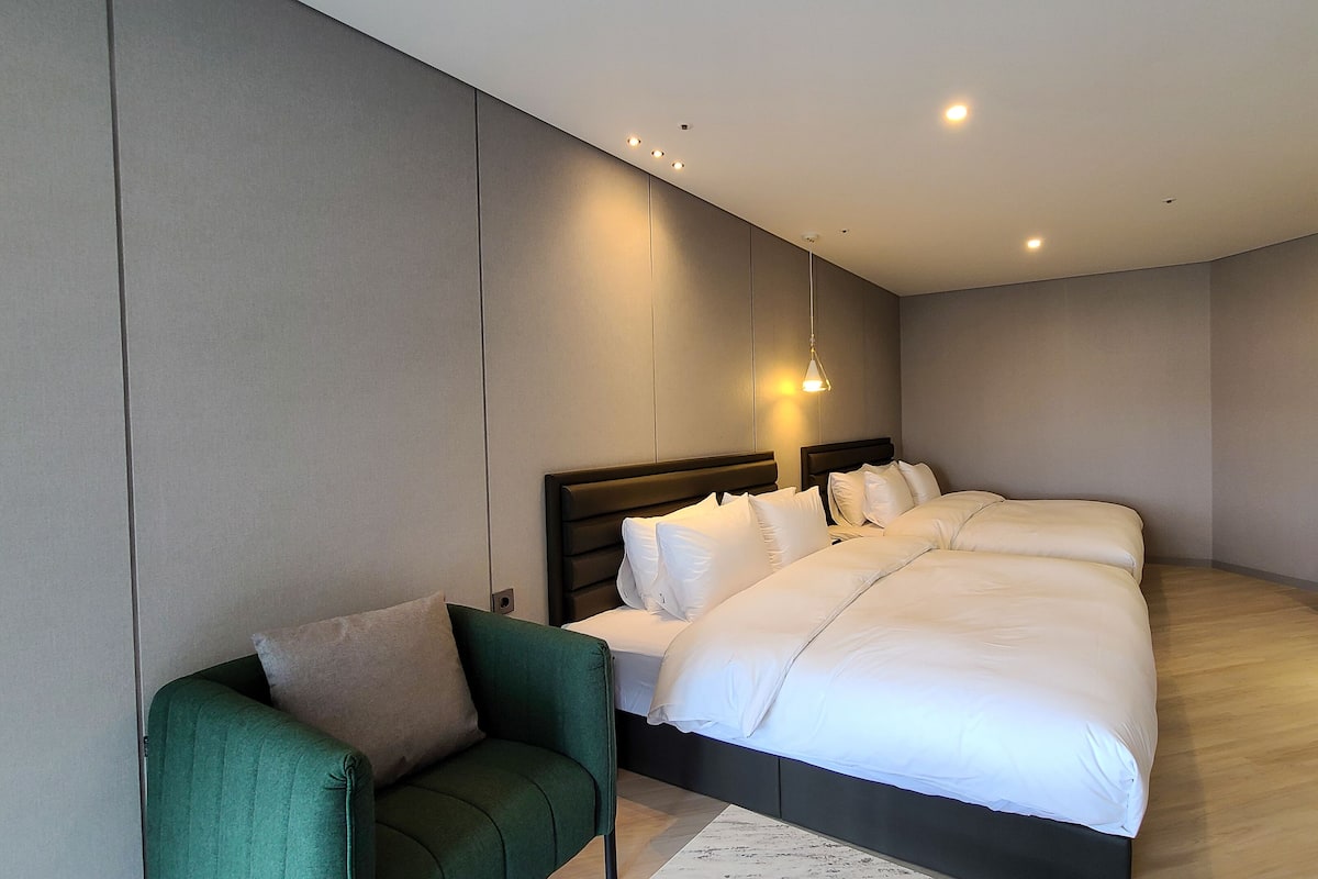 Suite | In-room safe, blackout drapes, soundproofing, free WiFi