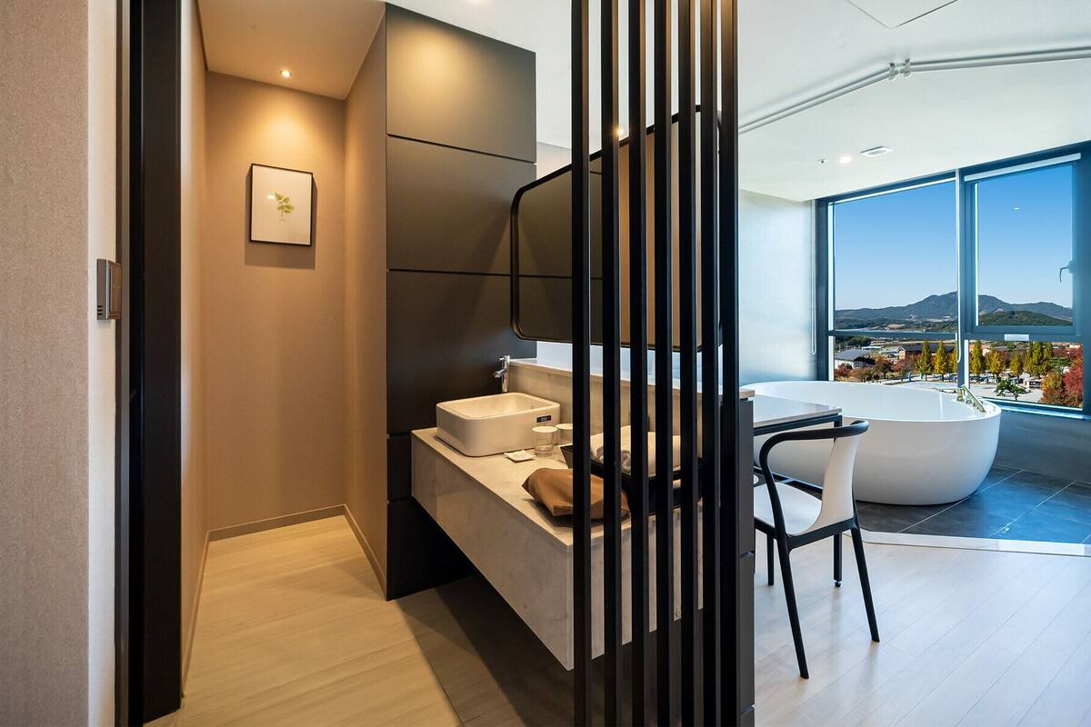 suite | 1 bedroom, in-room safe, blackout curtains, soundproofing