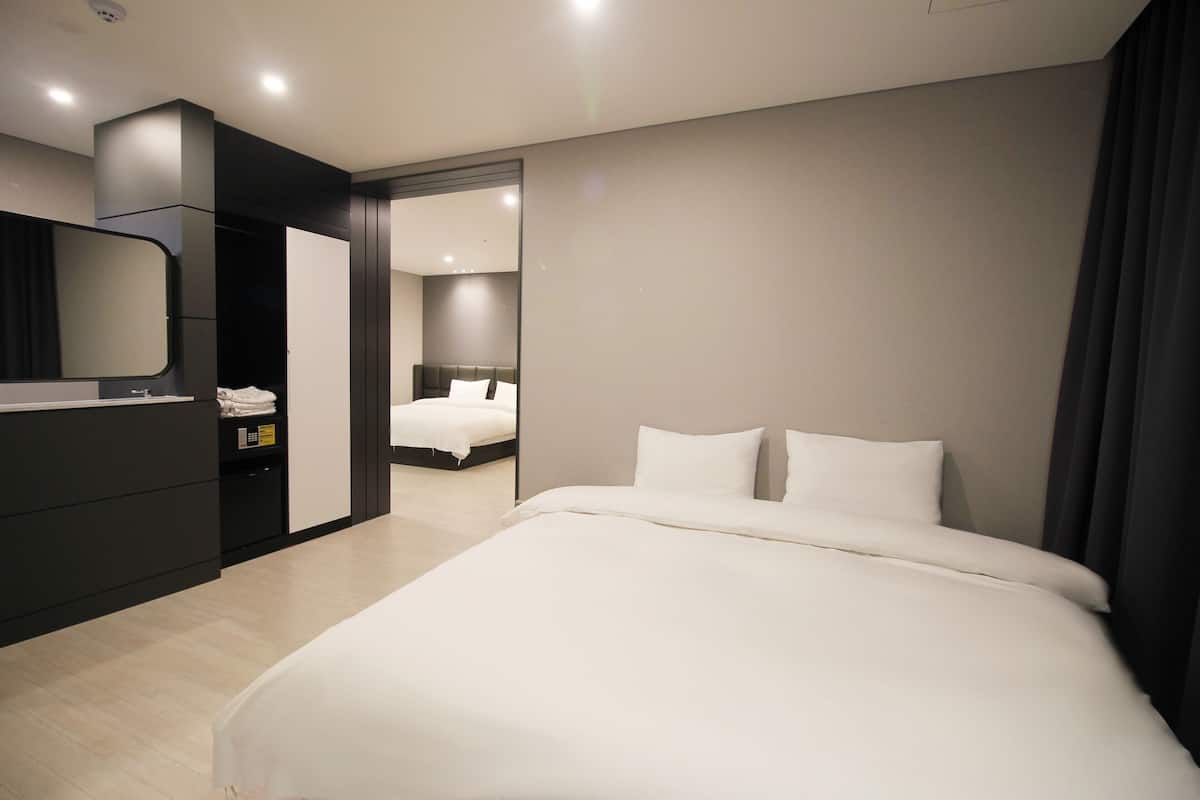 Premier Family | In-room safe, blackout drapes, soundproofing, free WiFi