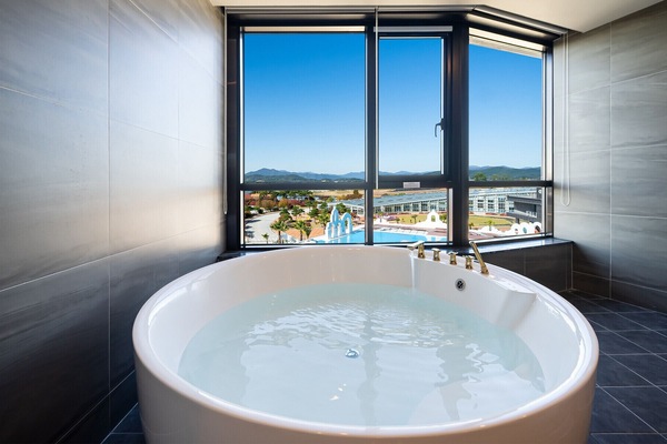 Suite | In-room safe, blackout drapes, soundproofing, WiFi (free)