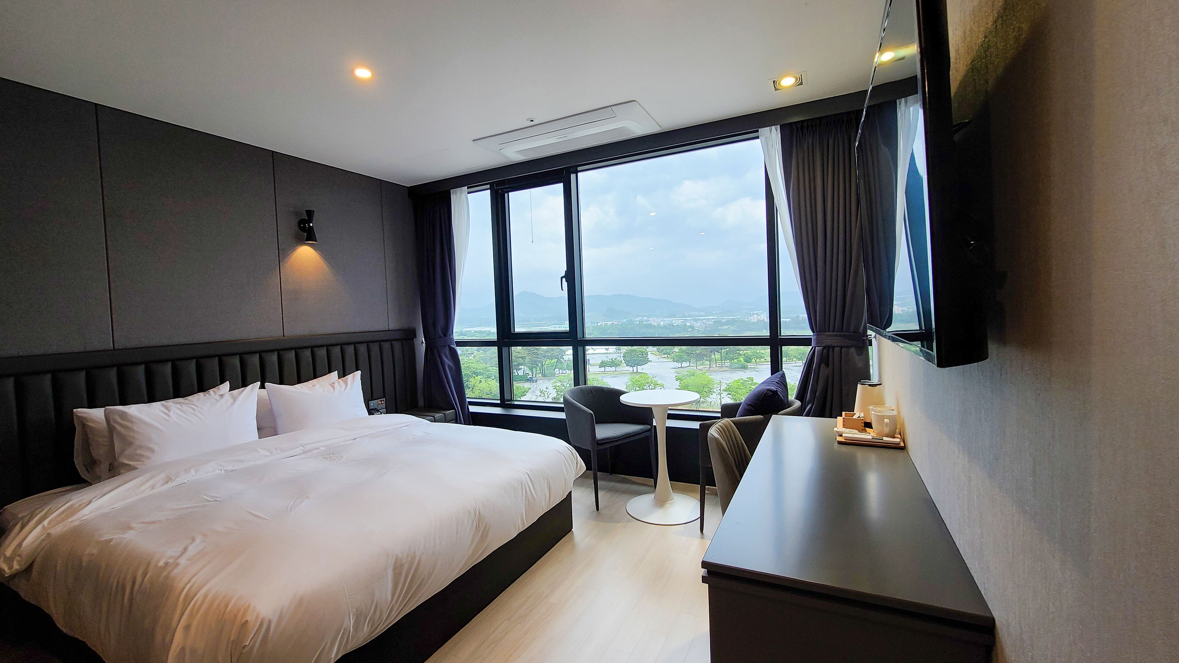 1 bedroom, in-room safe, blackout curtains, soundproofing