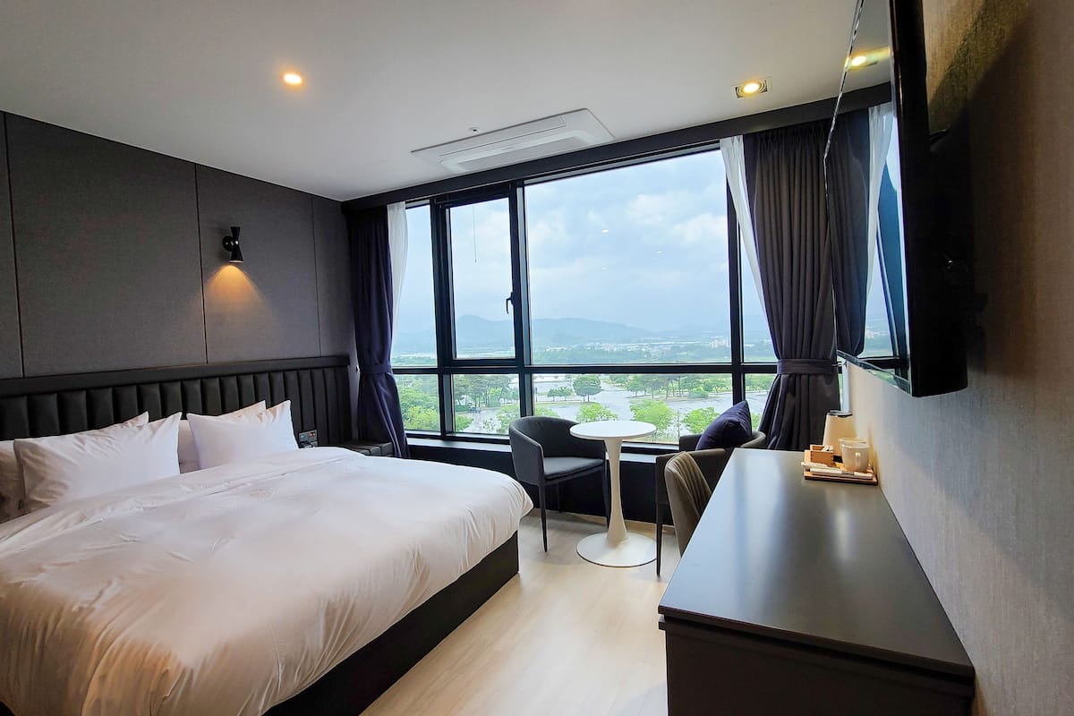 1 bedroom, in-room safe, blackout curtains, soundproofing