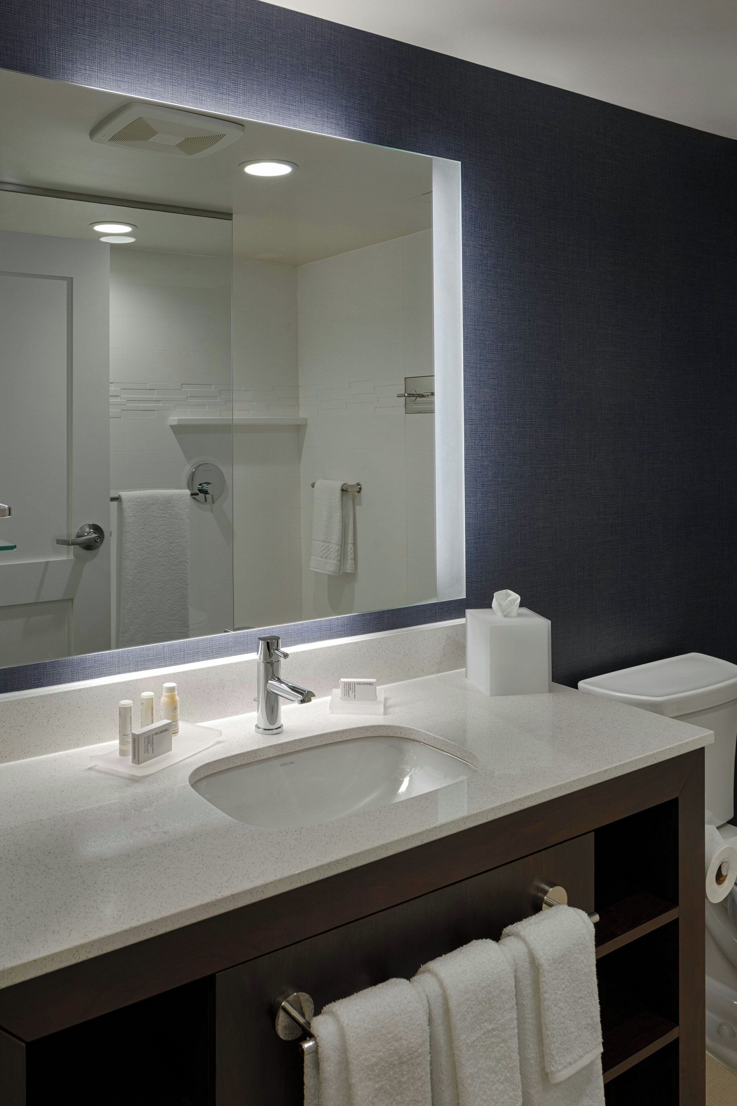 hydromassage showerhead, free toiletries, hair dryer, towels