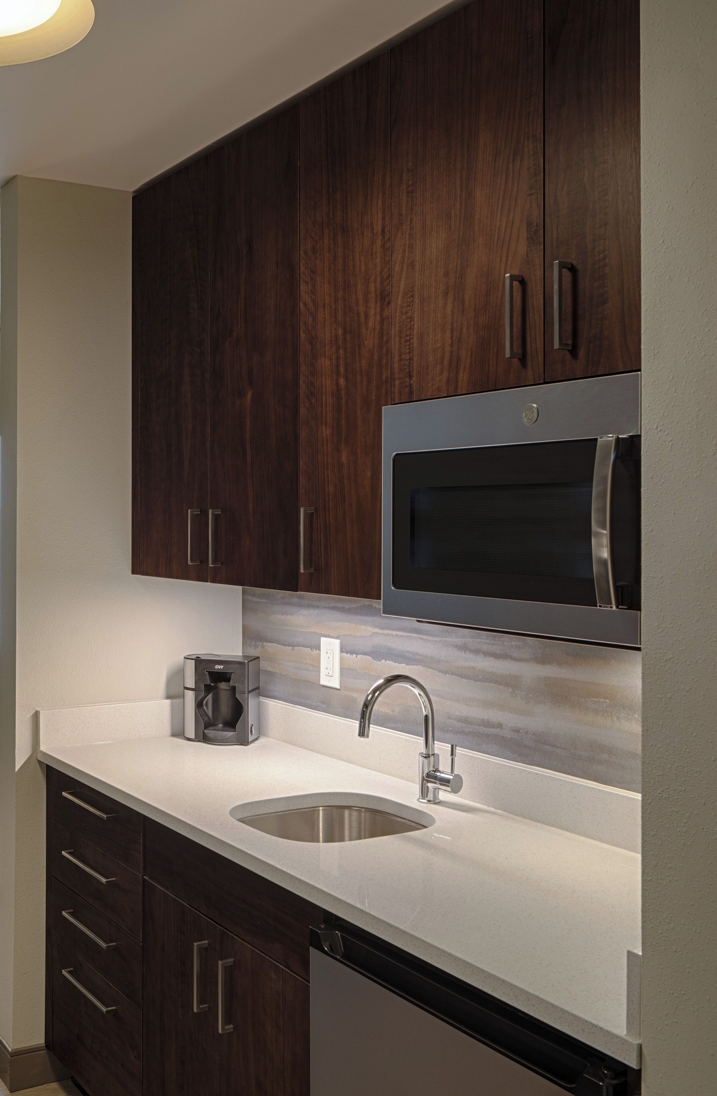 1 bedroom, hypo-allergenic bedding, desk, laptop workspace