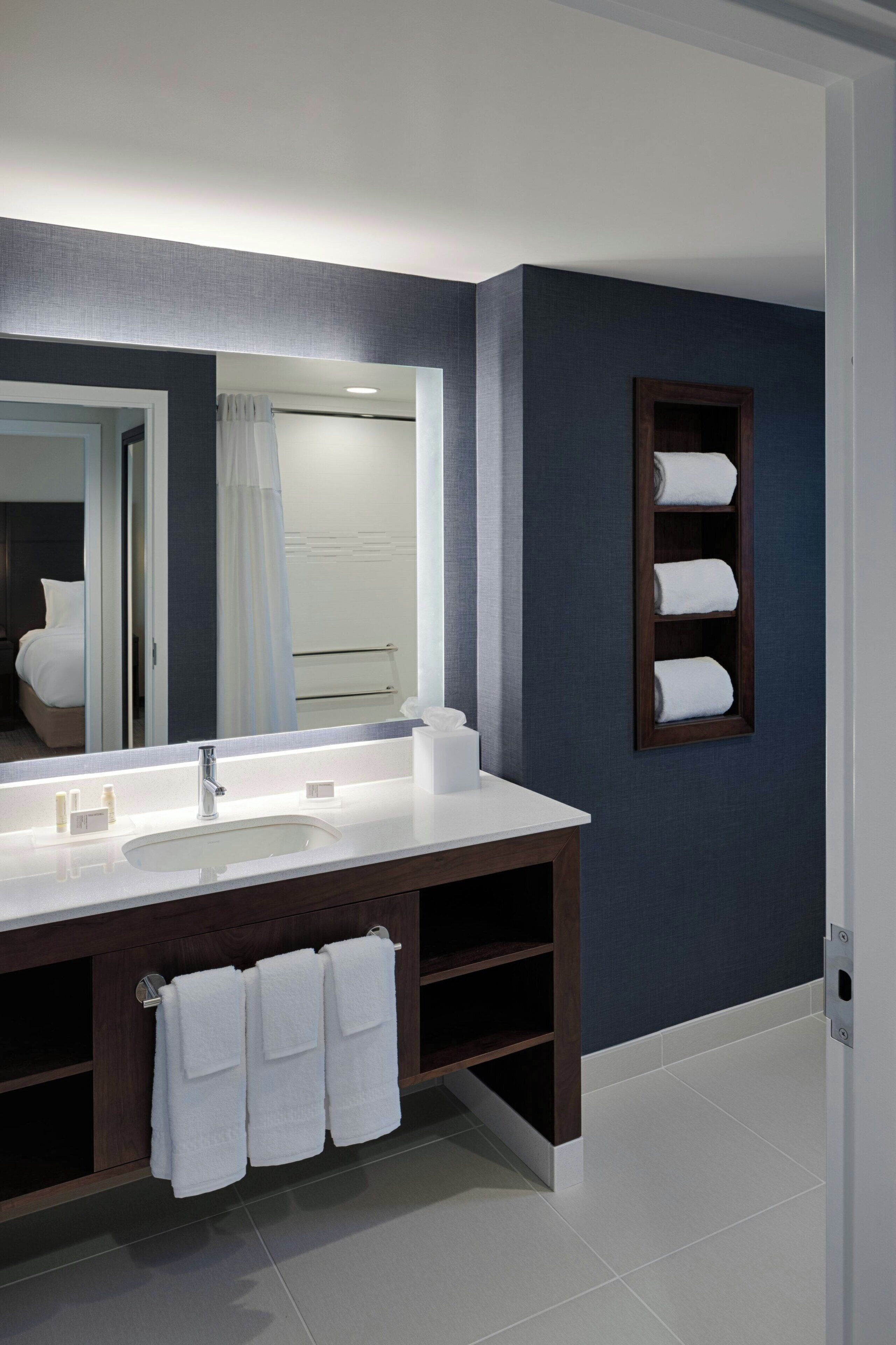 hydromassage showerhead, free toiletries, hair dryer, towels