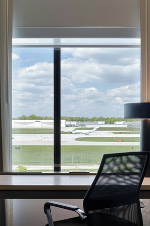 Hypo-allergenic bedding, desk, laptop workspace, blackout curtains - Residence Inn by Marriott Columbus Airport (Columbus)